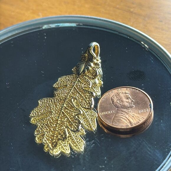 Vintage gold plated leaf pendant - Picture 4 of 4